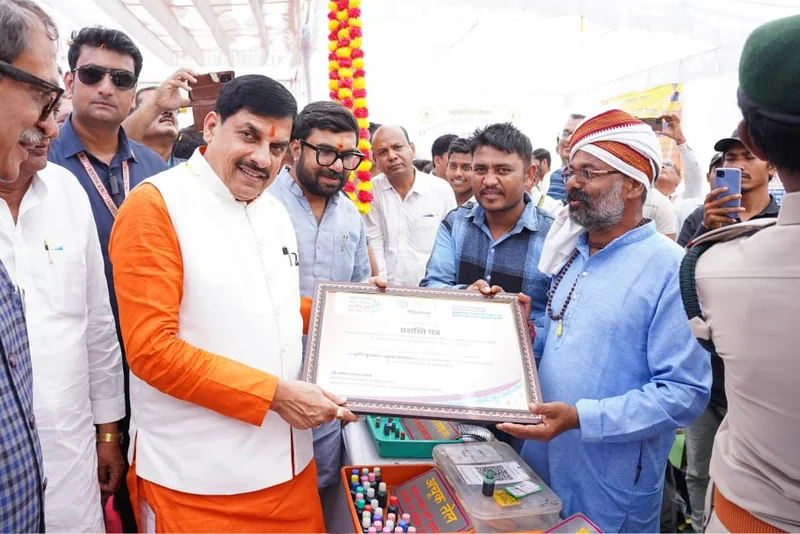 स्थानीय उत्पादों और महिला स्व-सहायता समूहों के हस्तशिल्प की मुख्यमंत्री डॉ यादव ने की सराहना