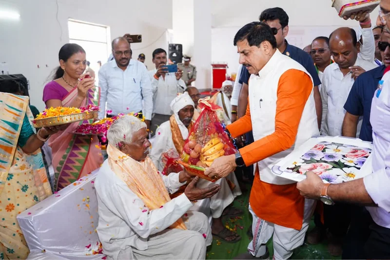 मुख्यमंत्री डॉ. यादव ने वृद्धजनों का किया सम्मान, बच्चों को किया दुलार